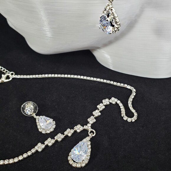 Bridal Jewelry earrings and necklace matching set, CZ clear stones - Picture 8 of 8